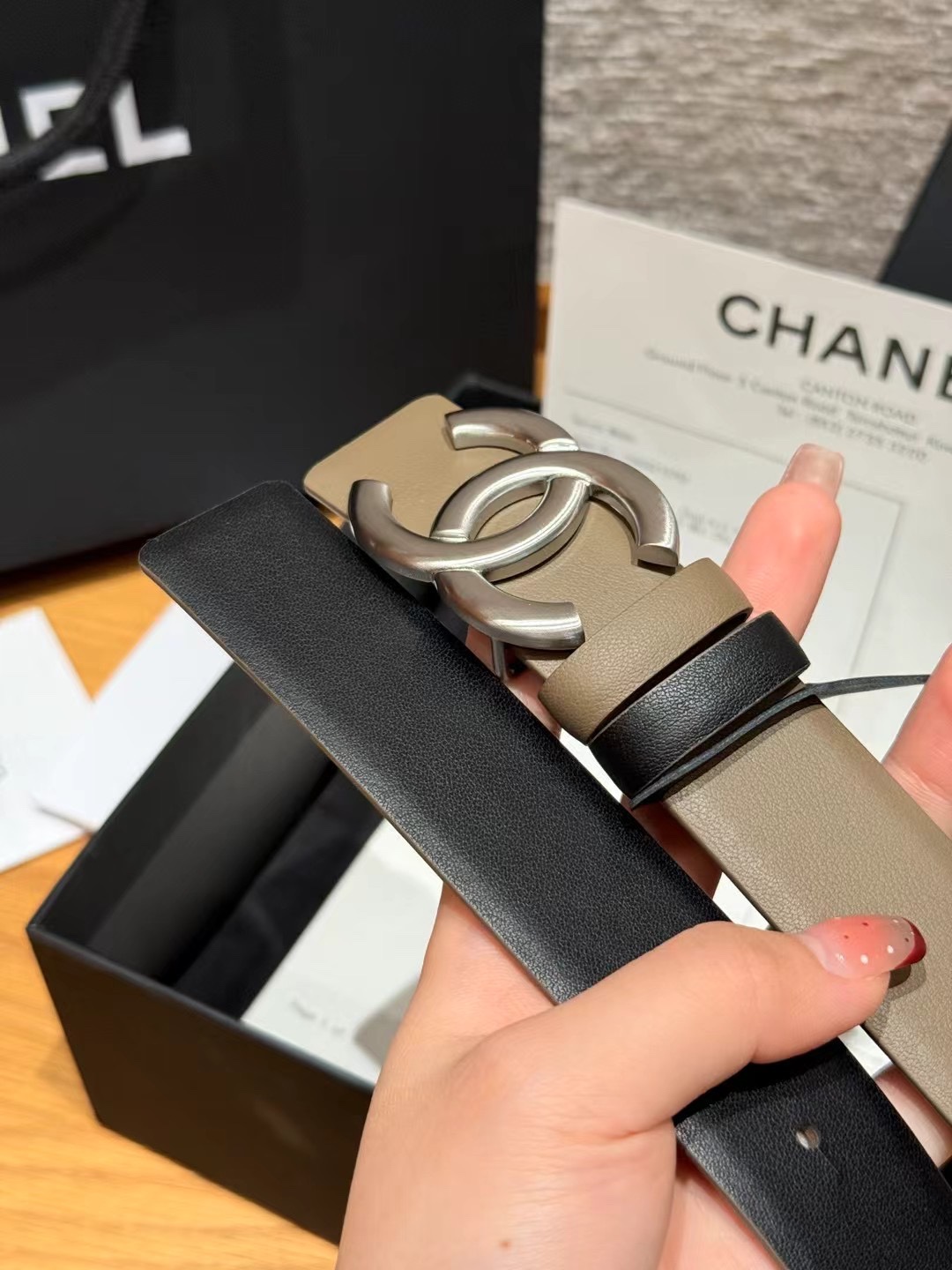 香家双面女士腰带这款采用头层牛皮制作，24p cc金色饰面logo扣，黄铜金属，双面小牛皮腰带，日常百搭