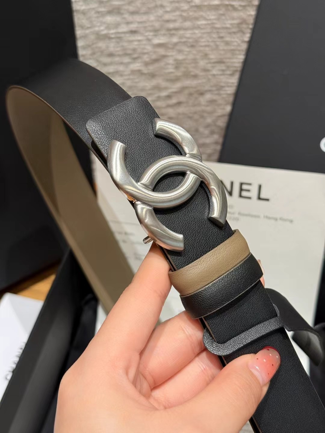 香家双面女士腰带这款采用头层牛皮制作，24p cc金色饰面logo扣，黄铜金属，双面小牛皮腰带，日常百搭