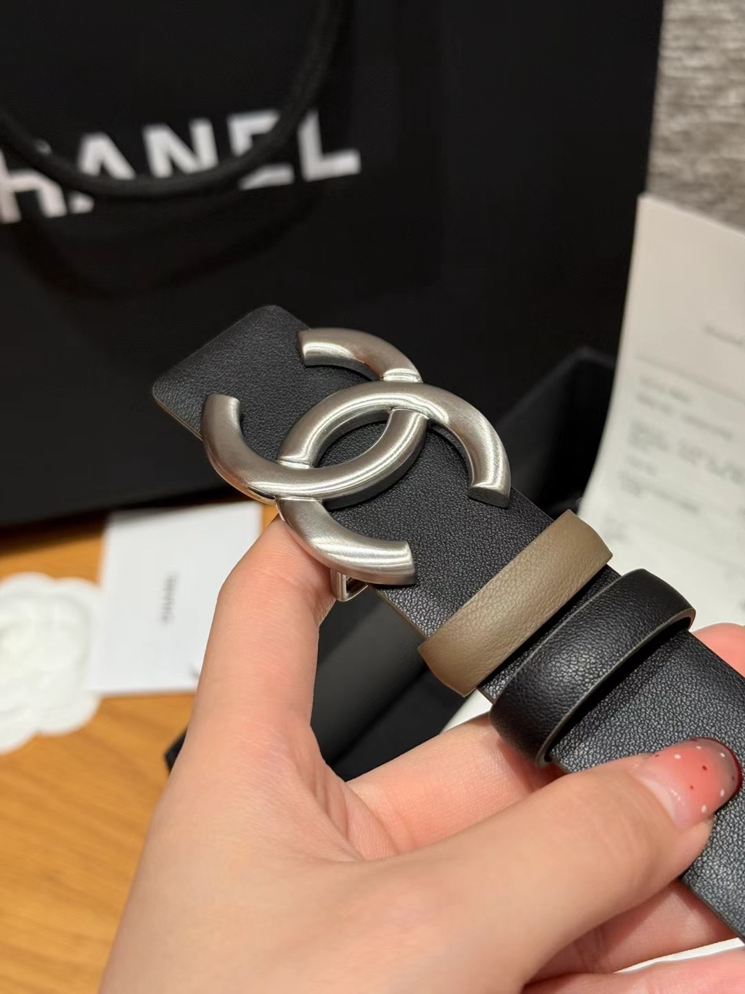 香家双面女士腰带这款采用头层牛皮制作，24p cc金色饰面logo扣，黄铜金属，双面小牛皮腰带，日常百搭