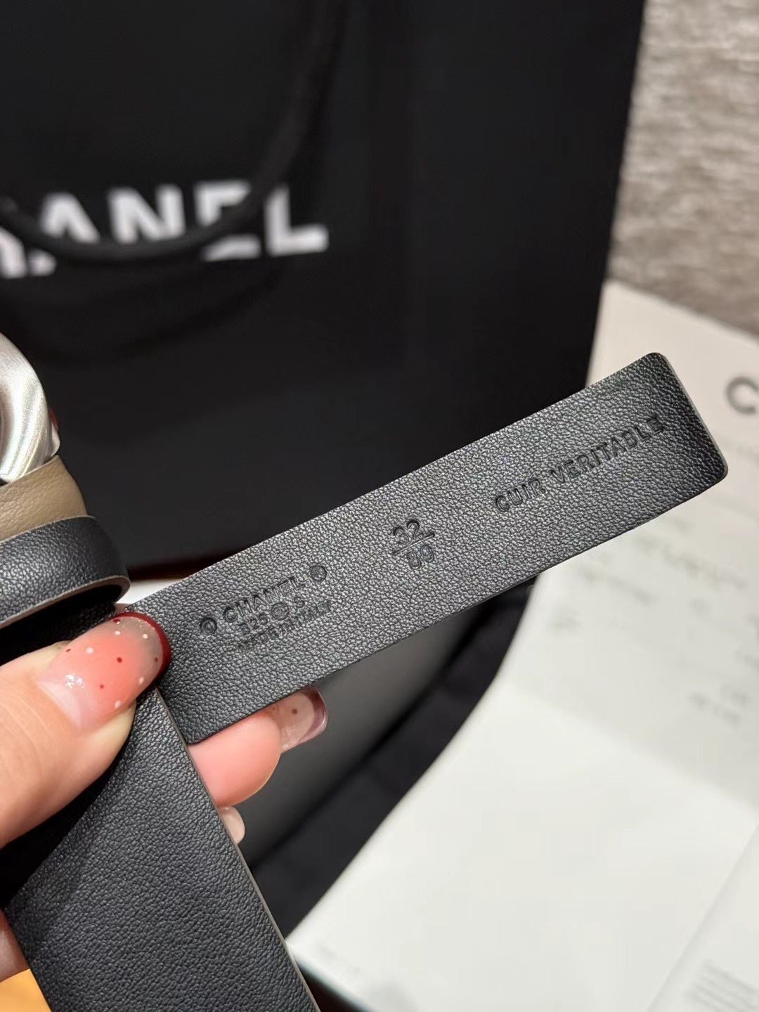 香家双面女士腰带这款采用头层牛皮制作，24p cc金色饰面logo扣，黄铜金属，双面小牛皮腰带，日常百搭