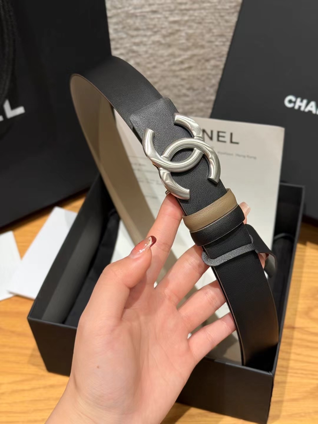 香家双面女士腰带这款采用头层牛皮制作，24p cc金色饰面logo扣，黄铜金属，双面小牛皮腰带，日常百搭