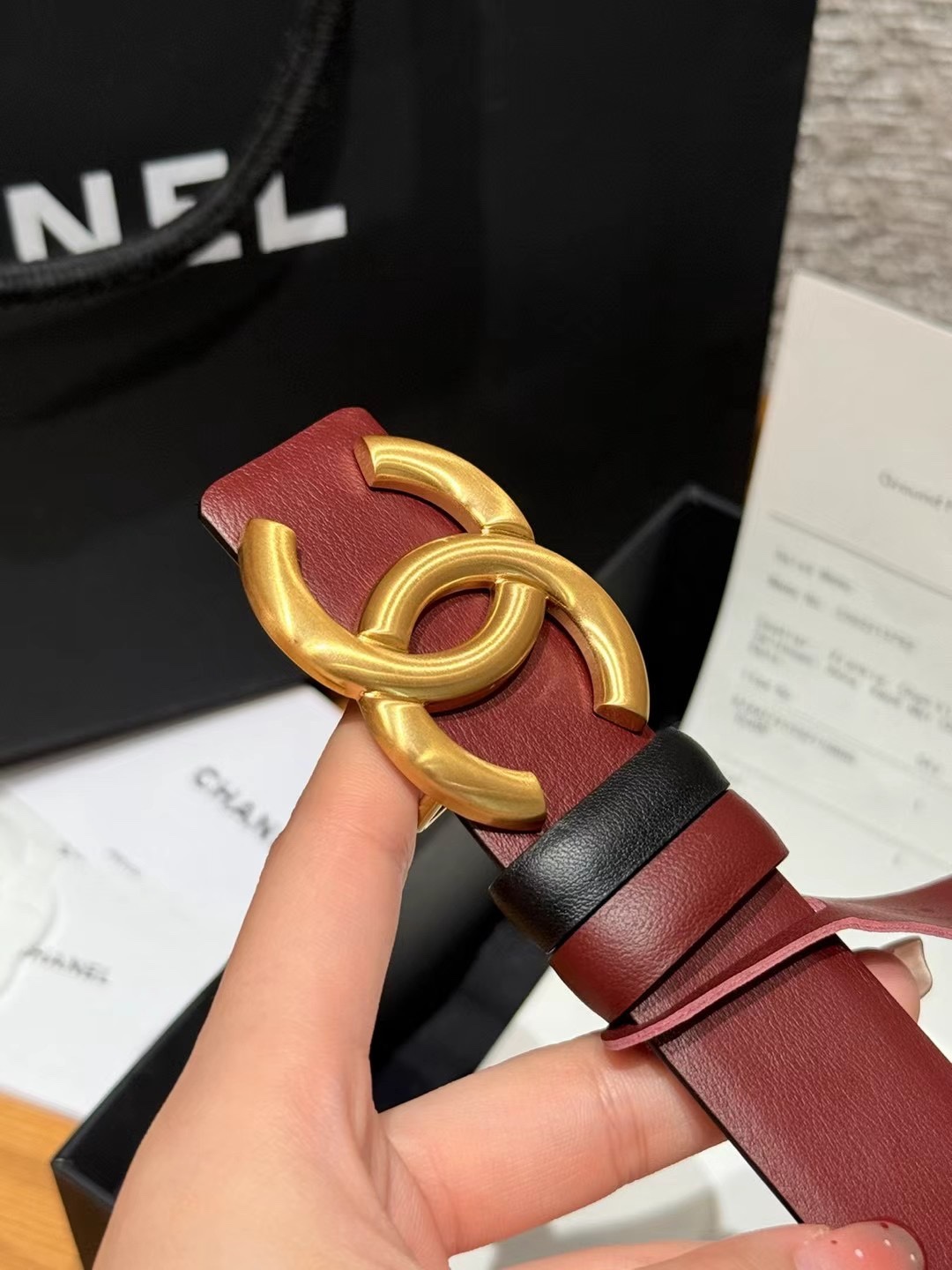 香家双面女士腰带这款采用头层牛皮制作，24p cc金色饰面logo扣，黄铜金属，双面小牛皮腰带，日常百搭