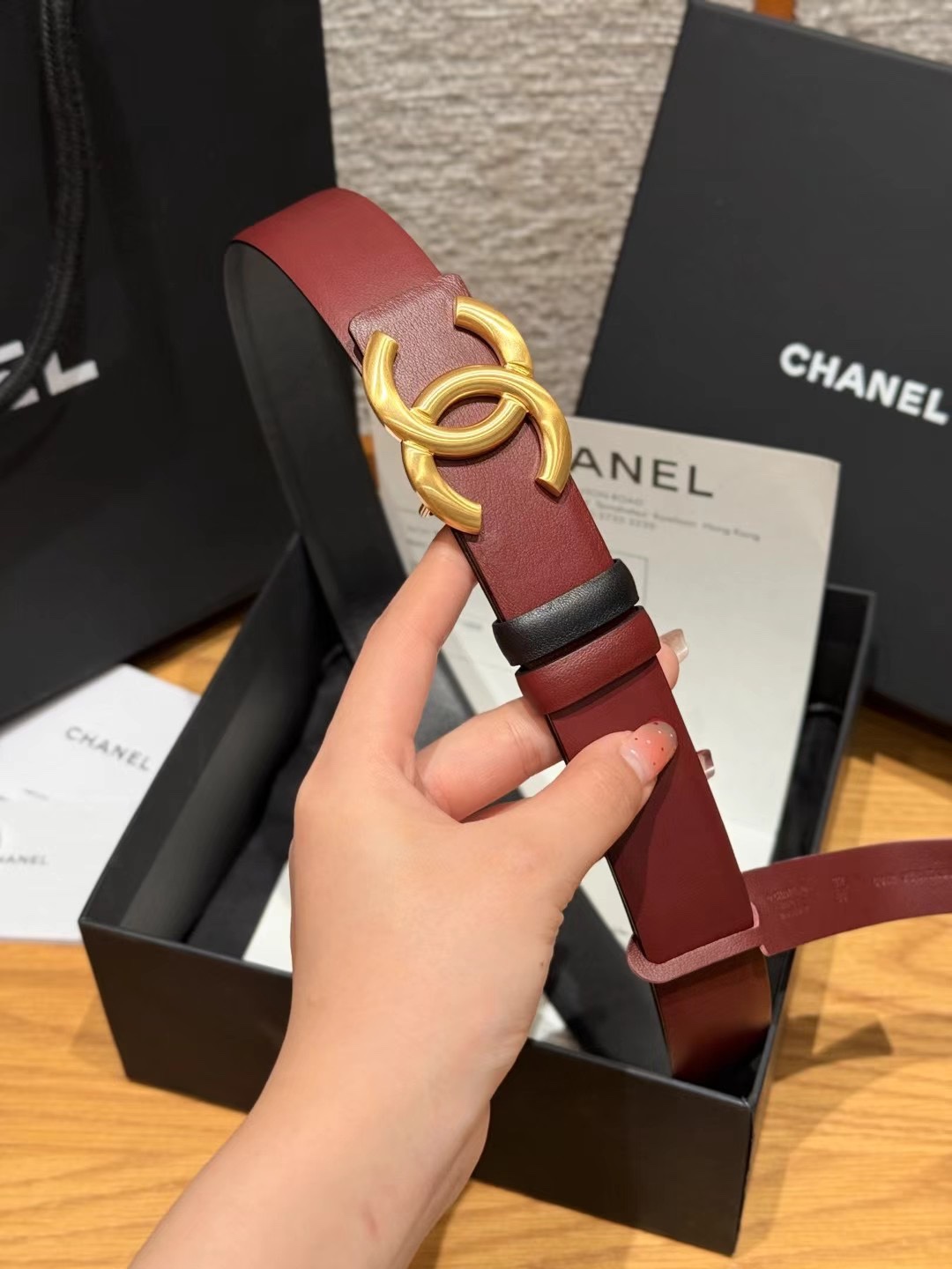 香家双面女士腰带这款采用头层牛皮制作，24p cc金色饰面logo扣，黄铜金属，双面小牛皮腰带，日常百搭