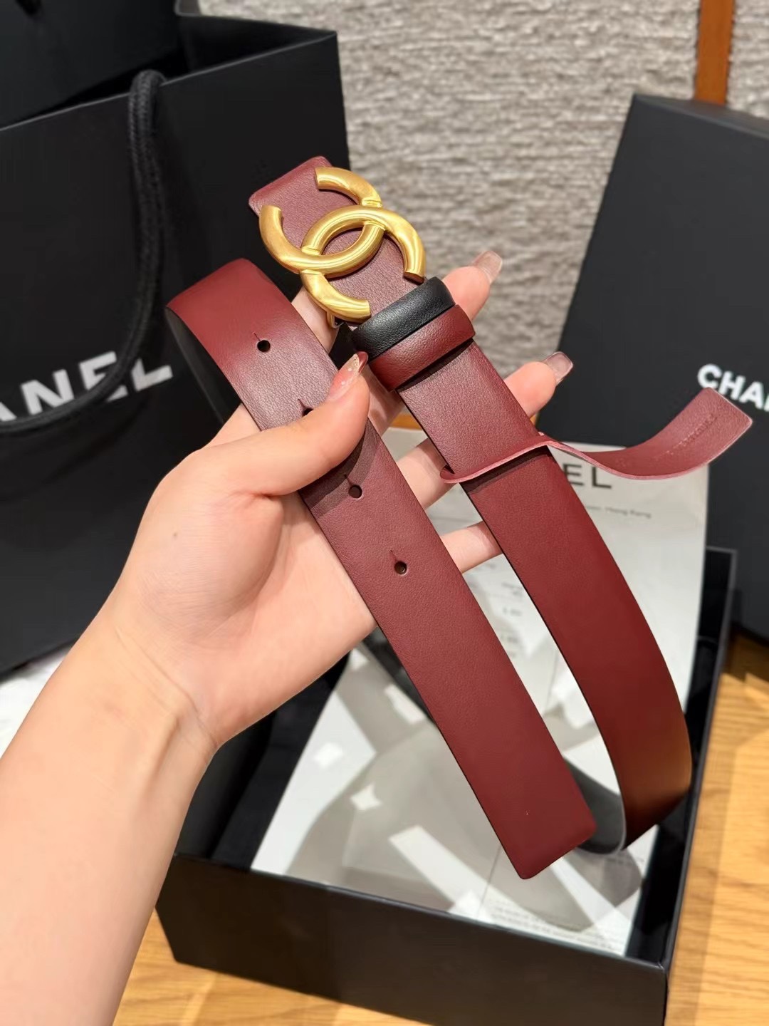 香家双面女士腰带这款采用头层牛皮制作，24p cc金色饰面logo扣，黄铜金属，双面小牛皮腰带，日常百搭