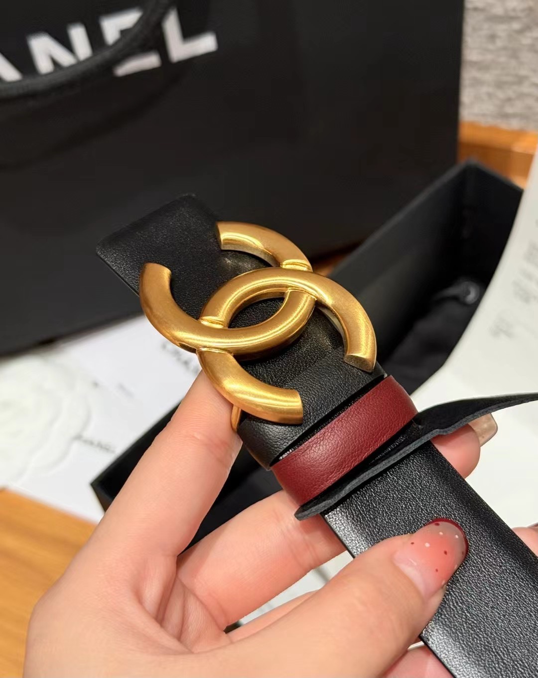 香家双面女士腰带这款采用头层牛皮制作，24p cc金色饰面logo扣，黄铜金属，双面小牛皮腰带，日常百搭