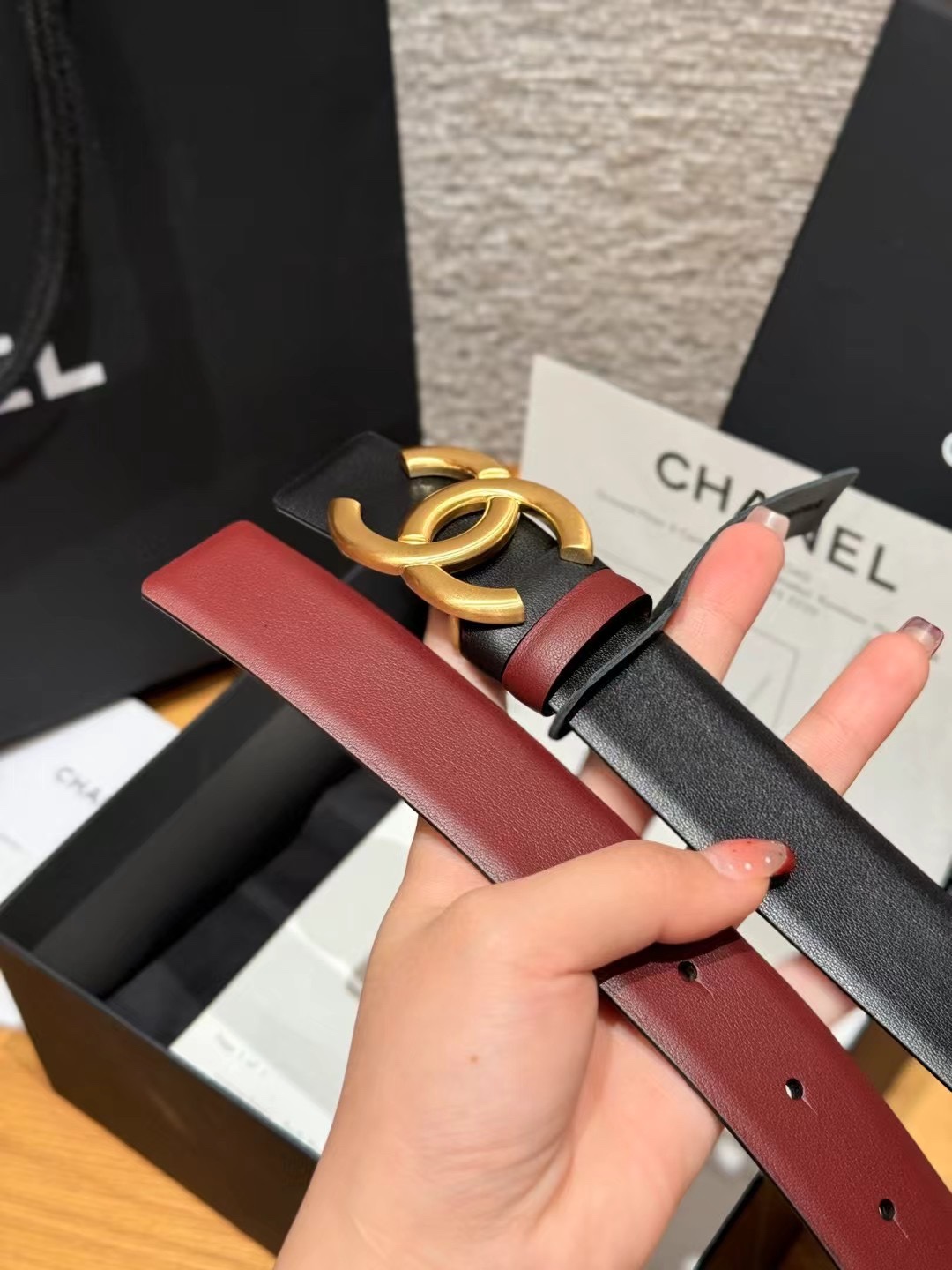 香家双面女士腰带这款采用头层牛皮制作，24p cc金色饰面logo扣，黄铜金属，双面小牛皮腰带，日常百搭