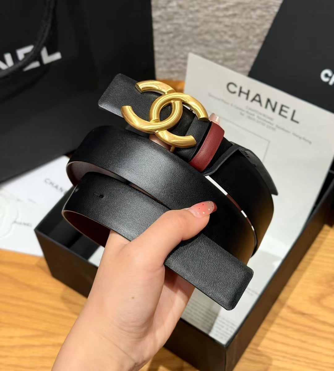 香家双面女士腰带这款采用头层牛皮制作，24p cc金色饰面logo扣，黄铜金属，双面小牛皮腰带，日常百搭