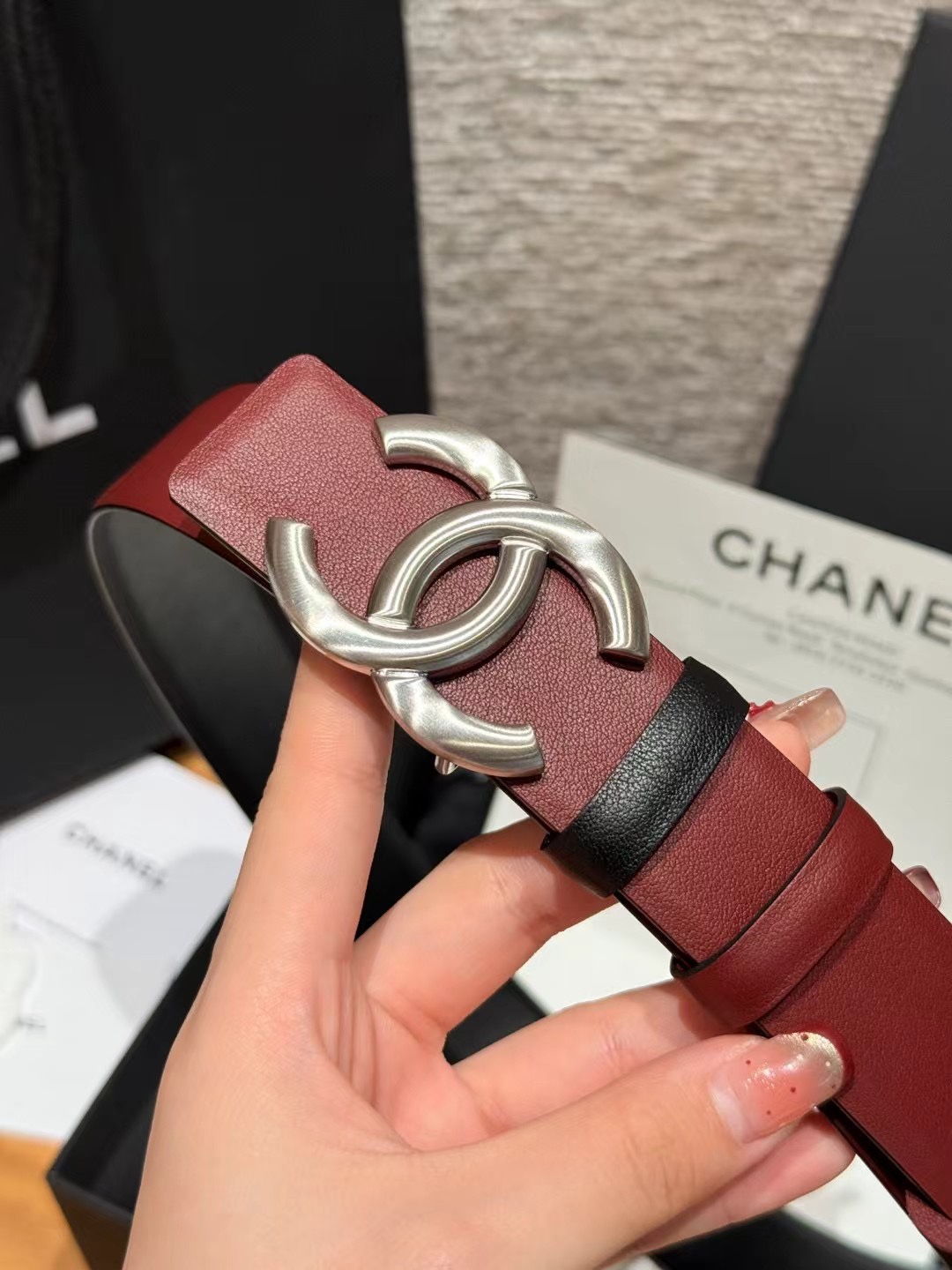 香家双面女士腰带这款采用头层牛皮制作，24p cc金色饰面logo扣，黄铜金属，双面小牛皮腰带，日常百搭