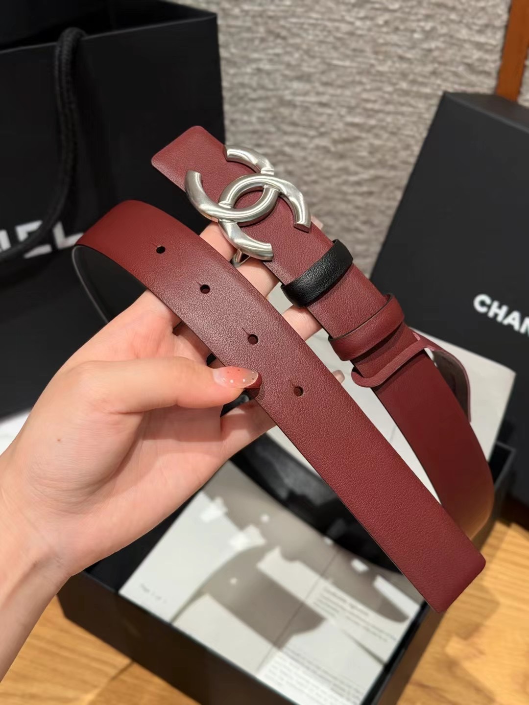 香家双面女士腰带这款采用头层牛皮制作，24p cc金色饰面logo扣，黄铜金属，双面小牛皮腰带，日常百搭