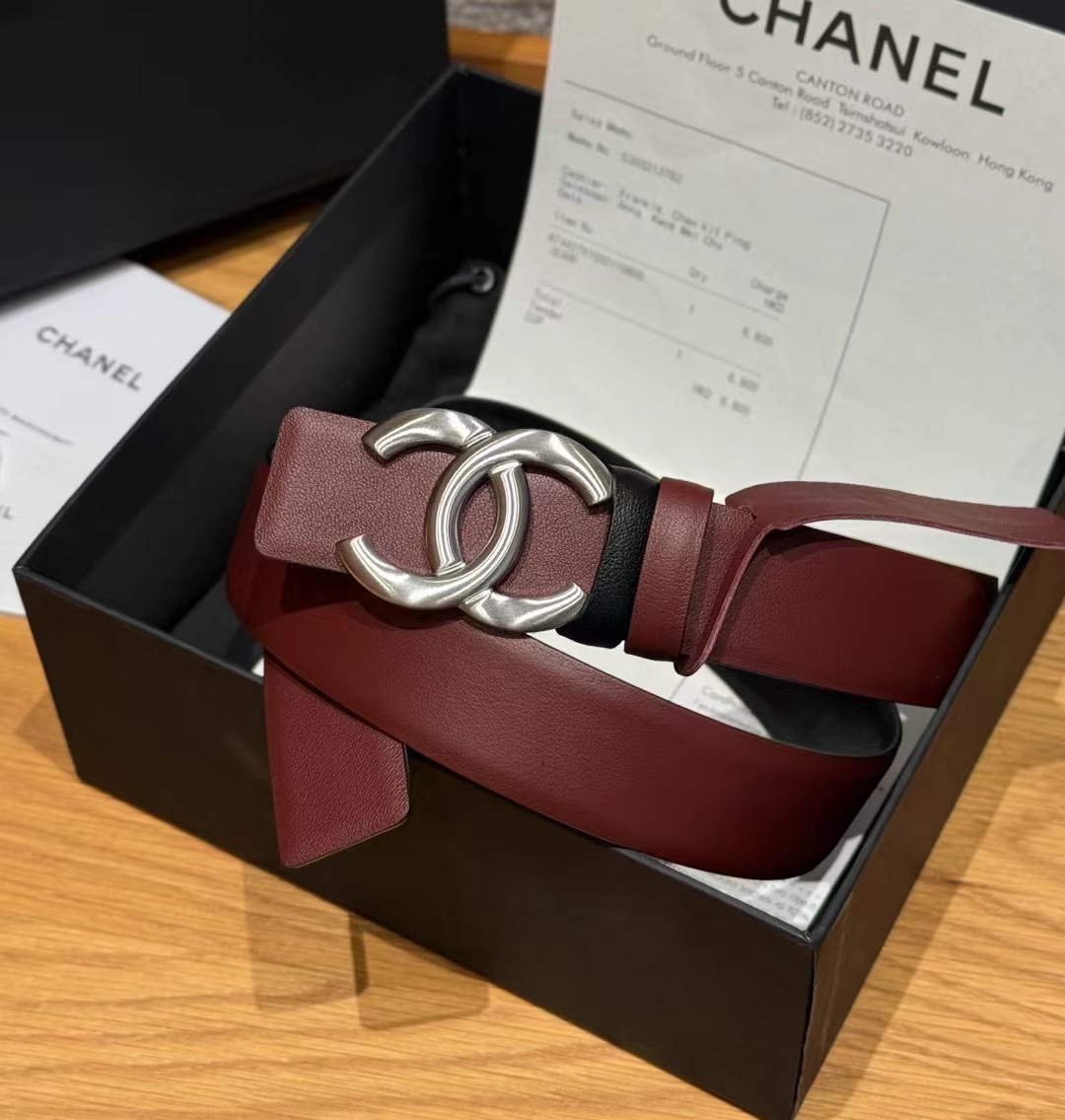 香家双面女士腰带这款采用头层牛皮制作，24p cc金色饰面logo扣，黄铜金属，双面小牛皮腰带，日常百搭