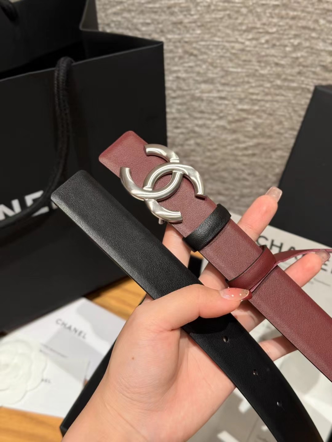 香家双面女士腰带这款采用头层牛皮制作，24p cc金色饰面logo扣，黄铜金属，双面小牛皮腰带，日常百搭