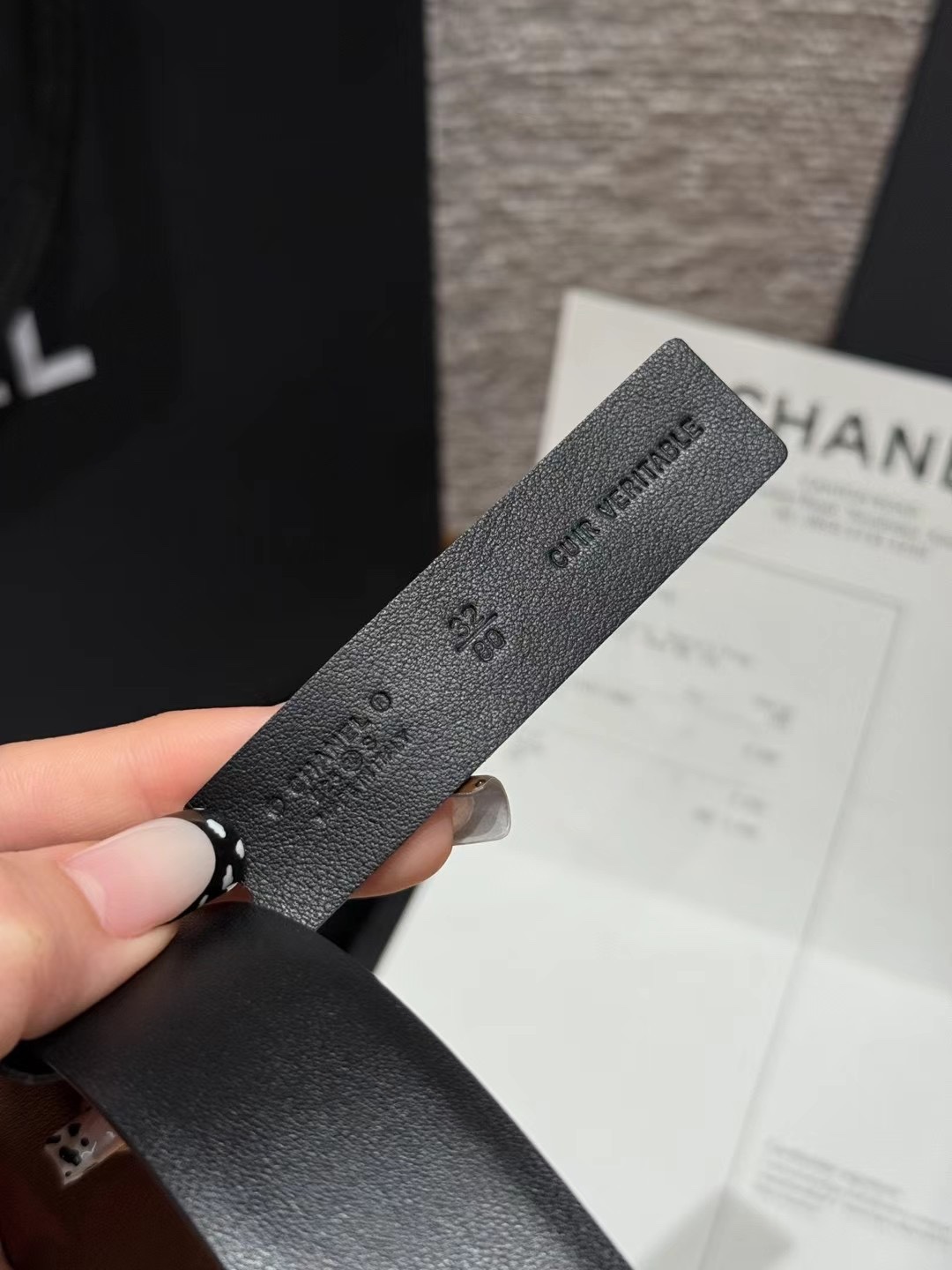 香家双面女士腰带这款采用头层牛皮制作，24p cc金色饰面logo扣，黄铜金属，双面小牛皮腰带，日常百搭