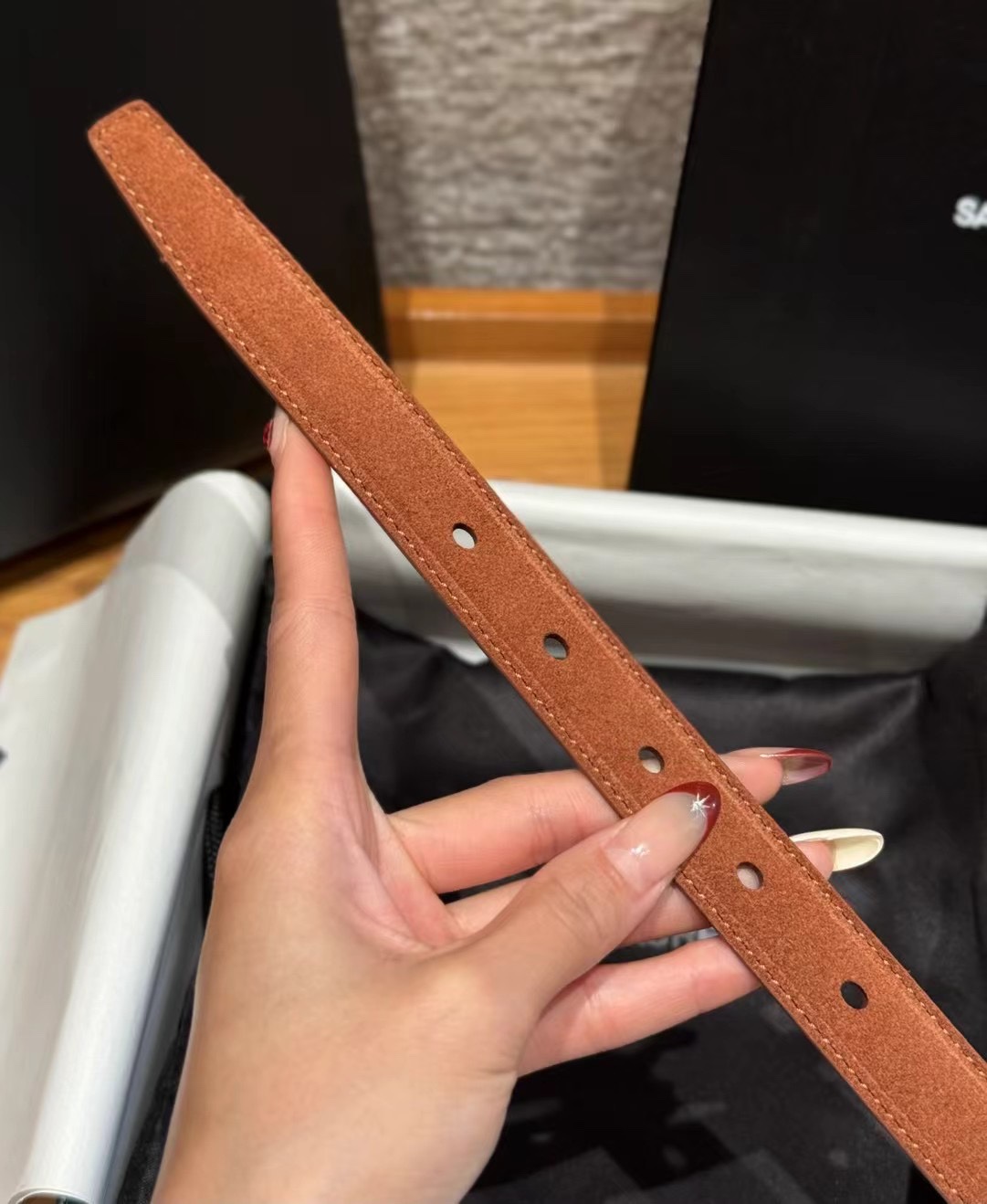 圣家新款腰带这款采用麂皮设计，背面采用小牛皮制作，质感满满，搭配复古五金方形针扣品牌logo标识，简约百