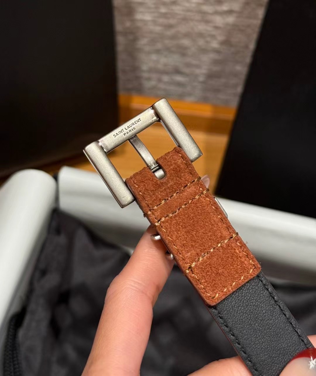 圣家新款腰带这款采用麂皮设计，背面采用小牛皮制作，质感满满，搭配复古五金方形针扣品牌logo标识，简约百