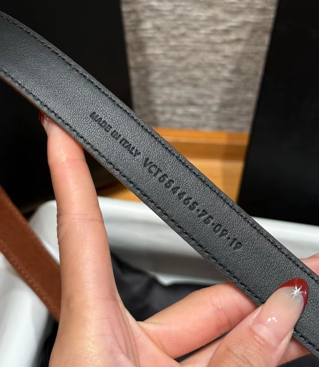 圣家新款腰带这款采用麂皮设计，背面采用小牛皮制作，质感满满，搭配复古五金方形针扣品牌logo标识，简约百