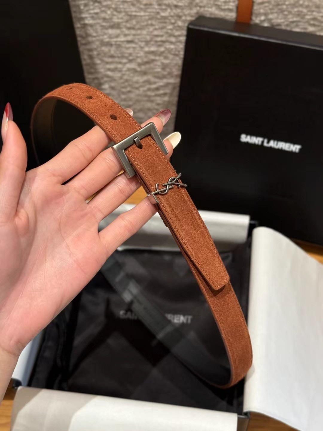 圣家新款腰带这款采用麂皮设计，背面采用小牛皮制作，质感满满，搭配复古五金方形针扣品牌logo标识，简约百