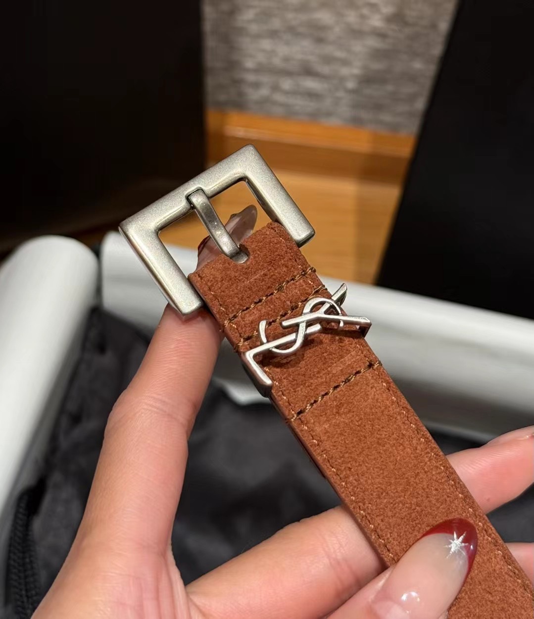 圣家新款腰带这款采用麂皮设计，背面采用小牛皮制作，质感满满，搭配复古五金方形针扣品牌logo标识，简约百