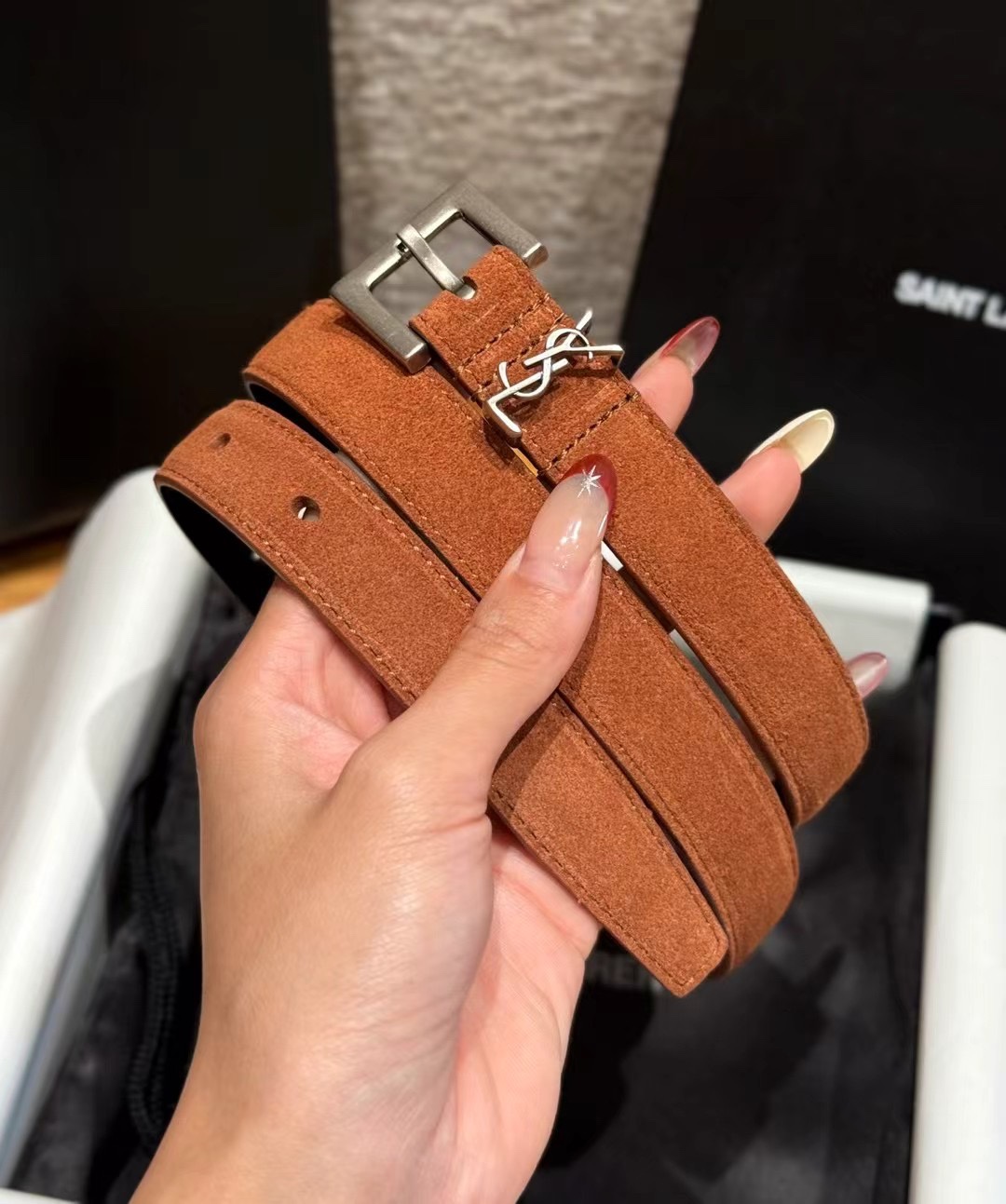圣家新款腰带这款采用麂皮设计，背面采用小牛皮制作，质感满满，搭配复古五金方形针扣品牌logo标识，简约百