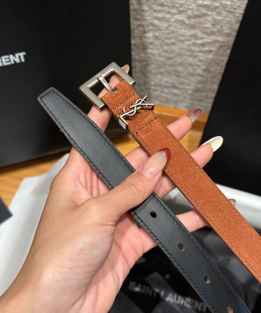圣家新款腰带这款采用麂皮设计，背面采用小牛皮制作，质感满满，搭配复古五金方形针扣品牌logo标识，简约百