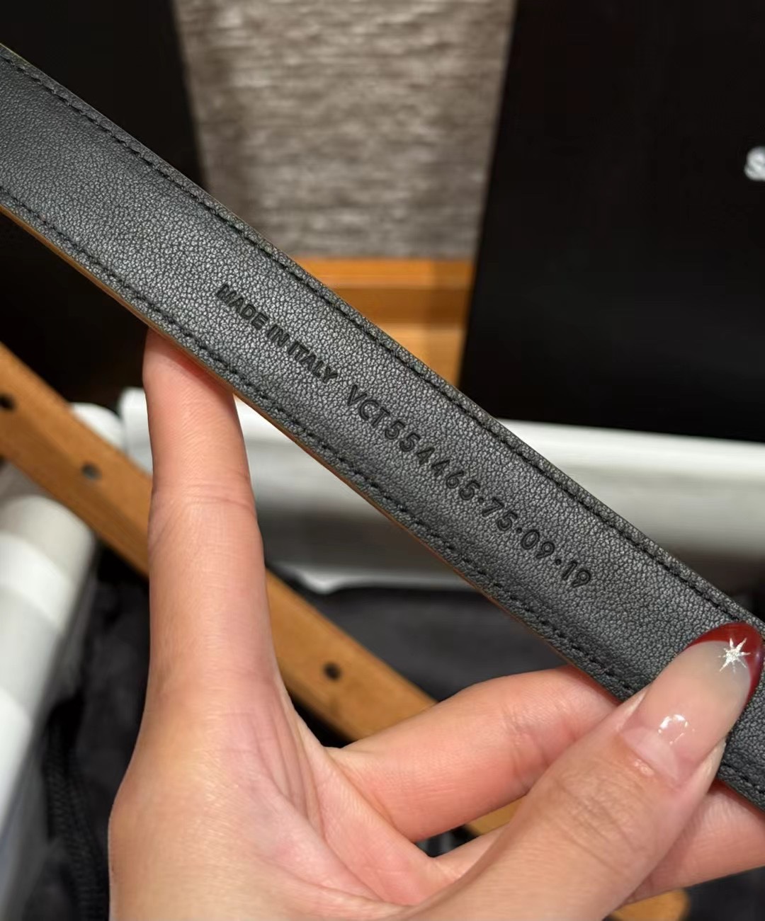 圣家新款腰带这款采用麂皮设计，背面采用小牛皮制作，质感满满，搭配复古五金方形针扣品牌logo标识，简约百