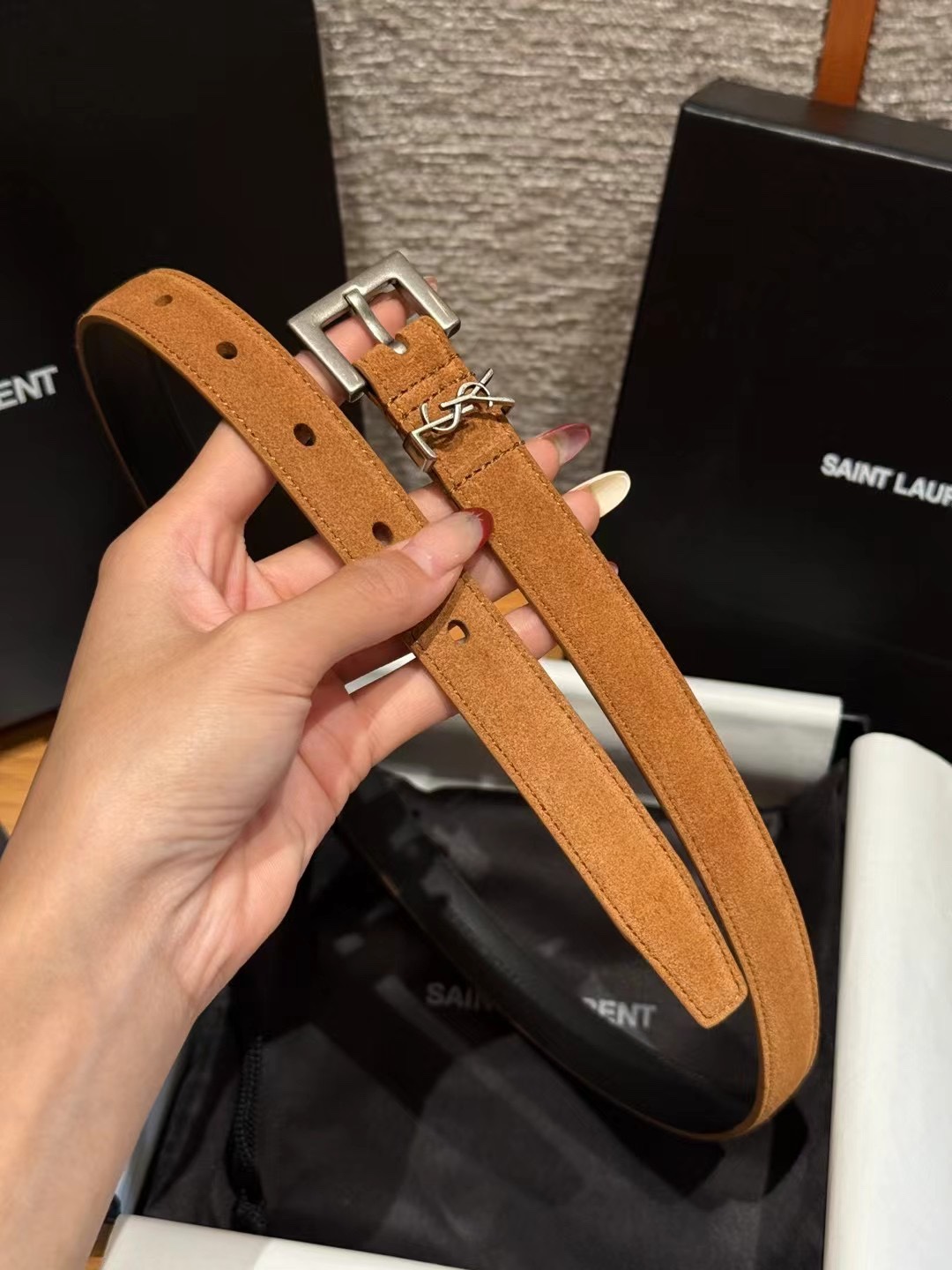 圣家新款腰带这款采用麂皮设计，背面采用小牛皮制作，质感满满，搭配复古五金方形针扣品牌logo标识，简约百