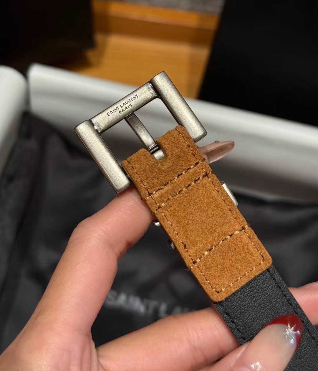 圣家新款腰带这款采用麂皮设计，背面采用小牛皮制作，质感满满，搭配复古五金方形针扣品牌logo标识，简约百