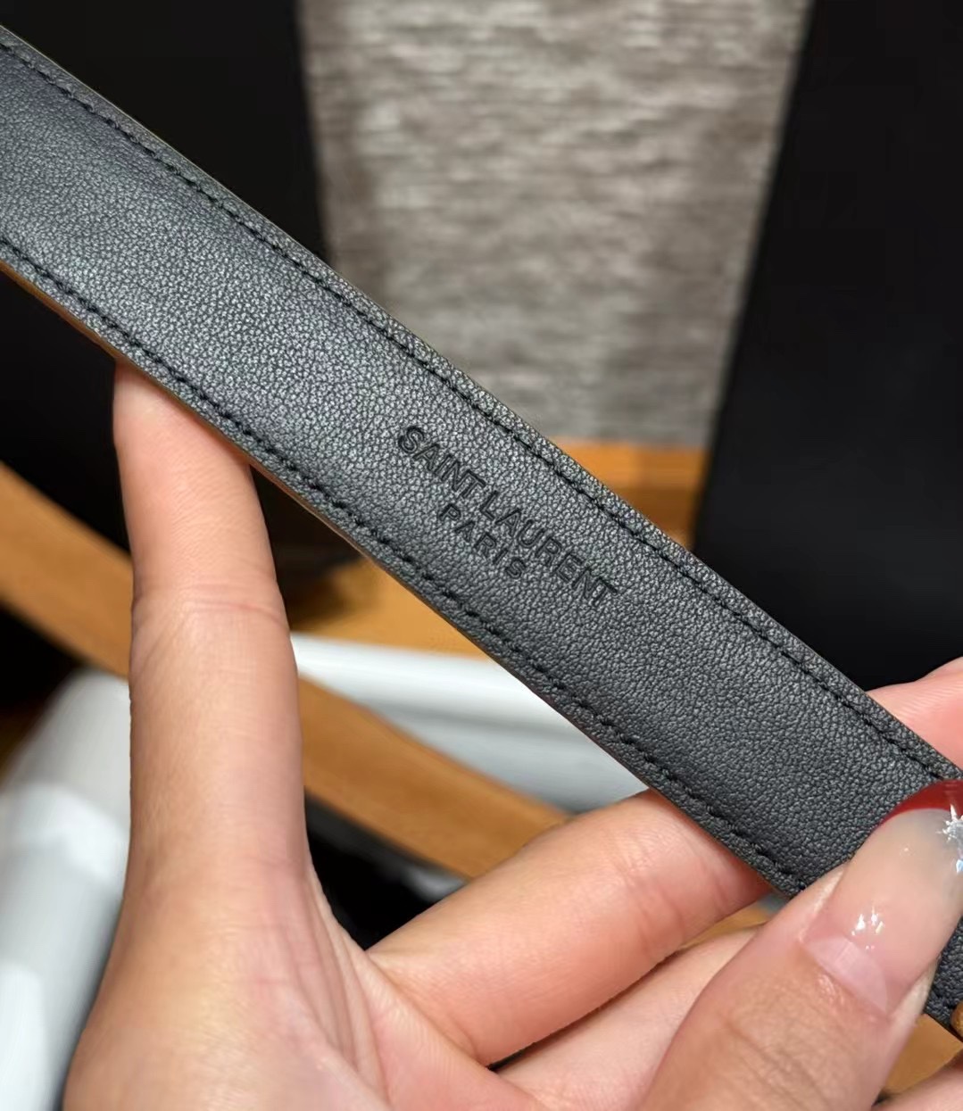 圣家新款腰带这款采用麂皮设计，背面采用小牛皮制作，质感满满，搭配复古五金方形针扣品牌logo标识，简约百