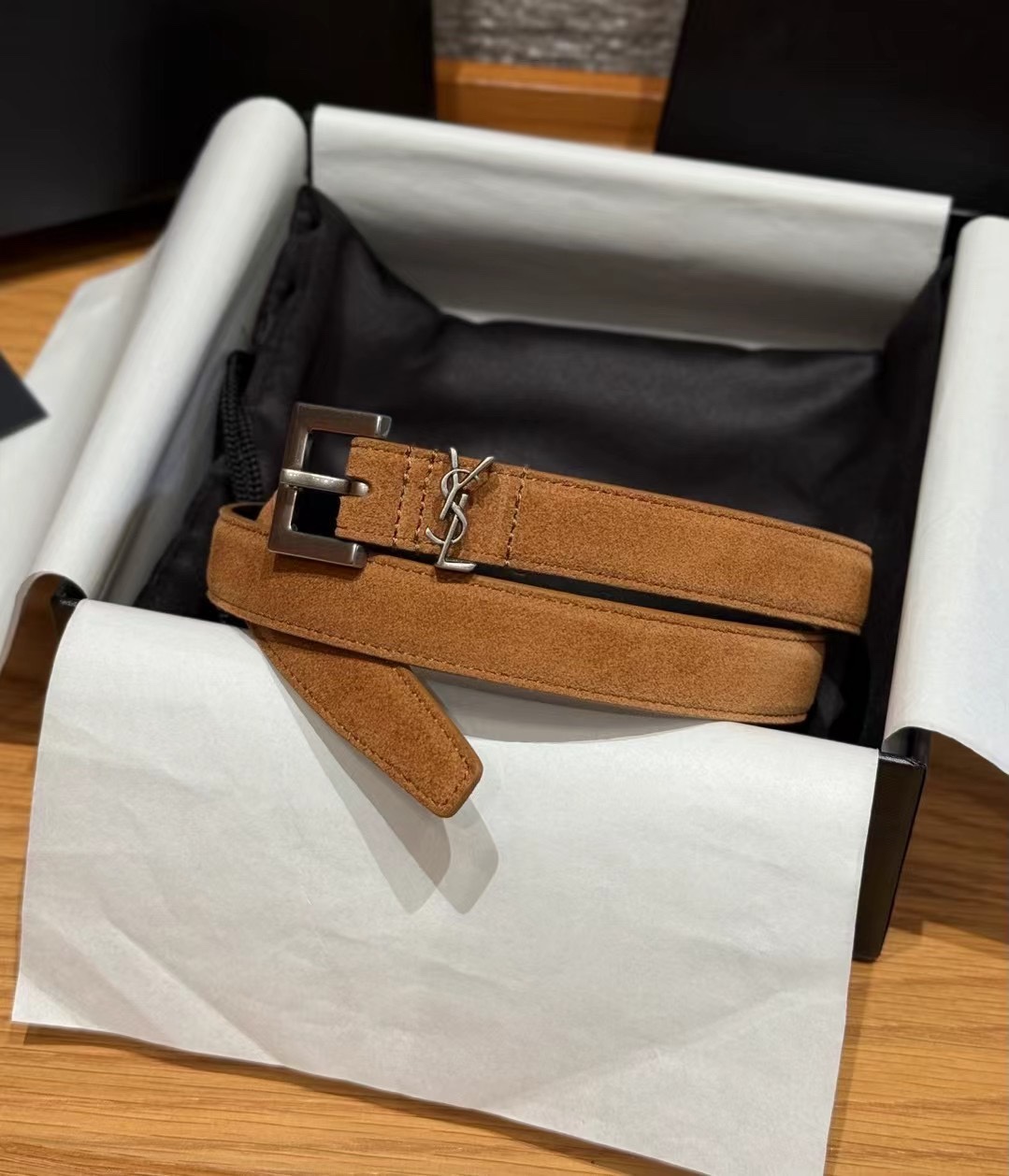 圣家新款腰带这款采用麂皮设计，背面采用小牛皮制作，质感满满，搭配复古五金方形针扣品牌logo标识，简约百