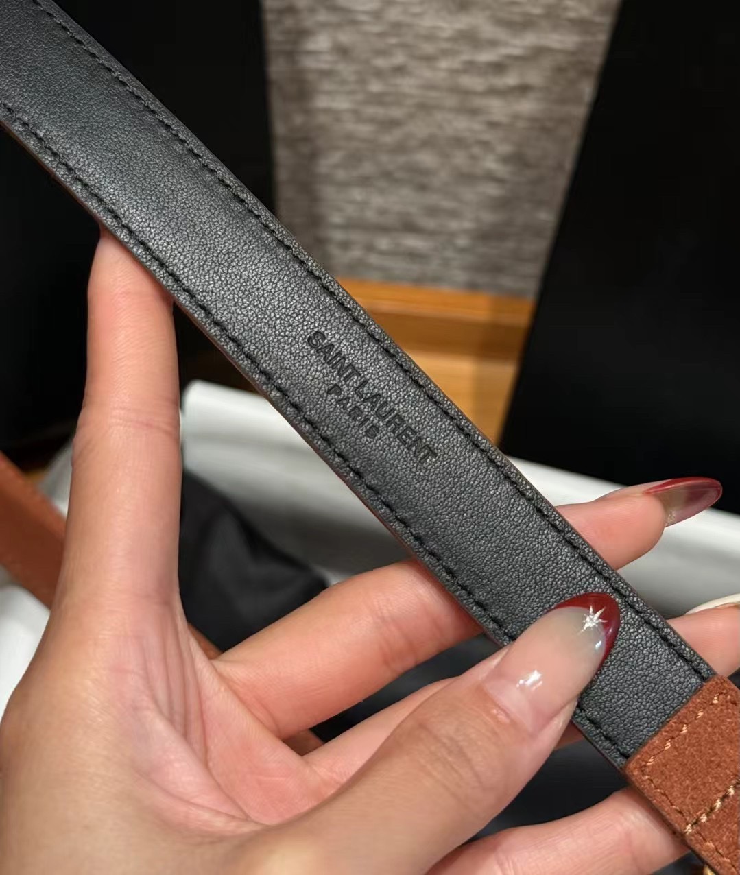 圣家新款腰带这款采用麂皮设计，背面采用小牛皮制作，质感满满，搭配复古五金方形针扣品牌logo标识，简约百