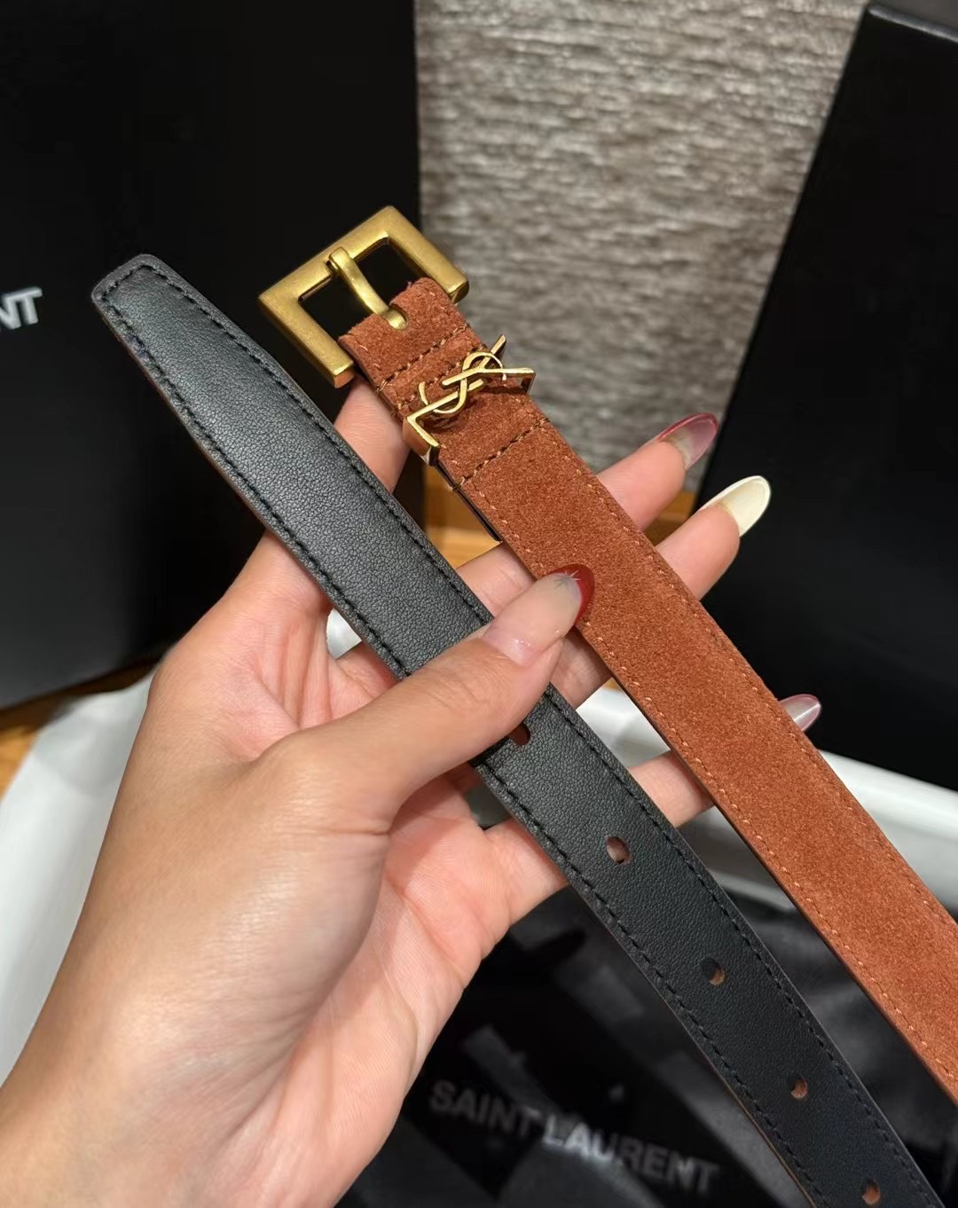 圣家新款腰带这款采用麂皮设计，背面采用小牛皮制作，质感满满，搭配复古五金方形针扣品牌logo标识，简约百