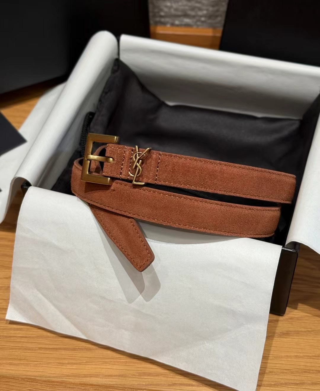 圣家新款腰带这款采用麂皮设计，背面采用小牛皮制作，质感满满，搭配复古五金方形针扣品牌logo标识，简约百