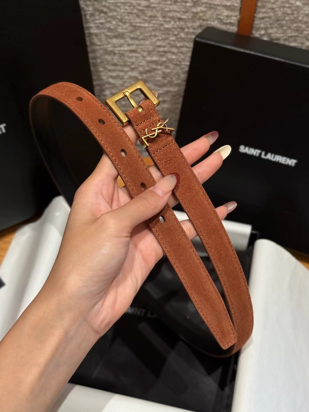 圣家新款腰带这款采用麂皮设计，背面采用小牛皮制作，质感满满，搭配复古五金方形针扣品牌logo标识，简约百