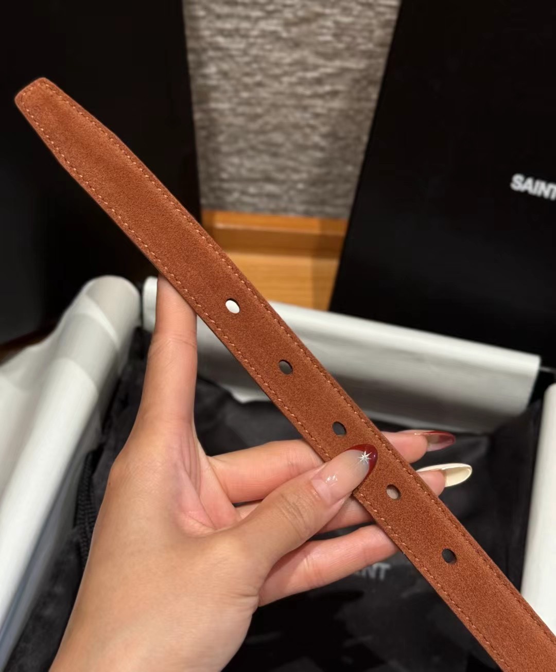 圣家新款腰带这款采用麂皮设计，背面采用小牛皮制作，质感满满，搭配复古五金方形针扣品牌logo标识，简约百