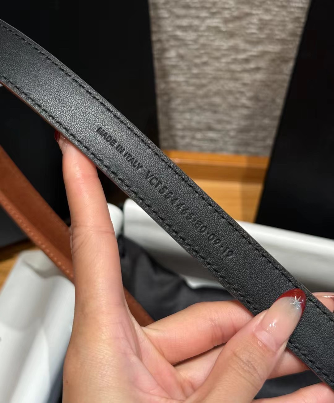 圣家新款腰带这款采用麂皮设计，背面采用小牛皮制作，质感满满，搭配复古五金方形针扣品牌logo标识，简约百