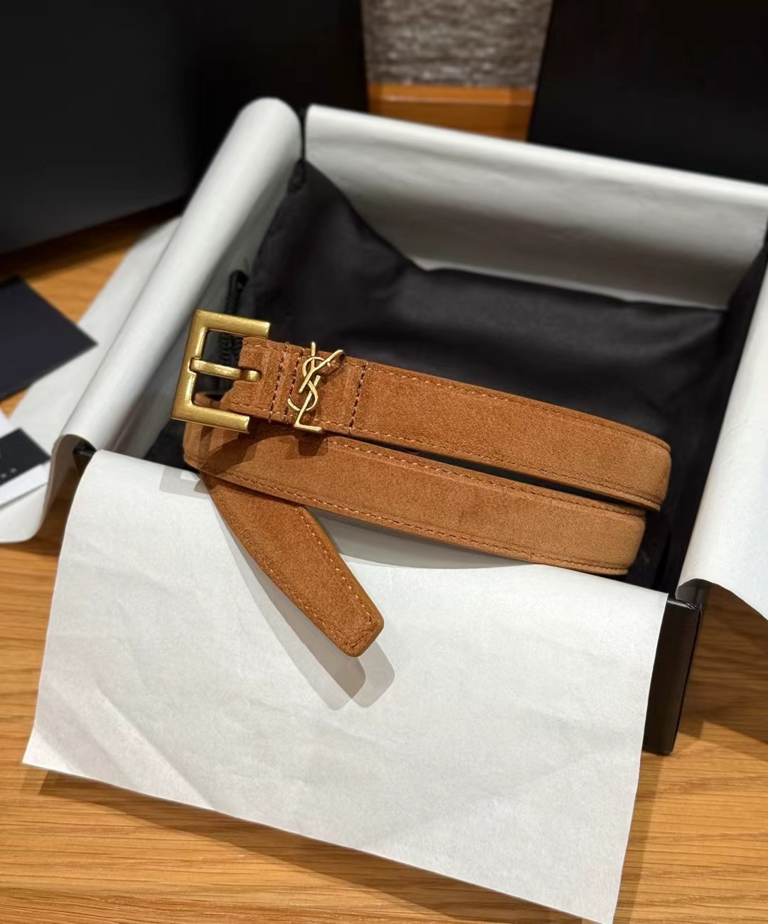 圣家新款腰带这款采用麂皮设计，背面采用小牛皮制作，质感满满，搭配复古五金方形针扣品牌logo标识，简约百