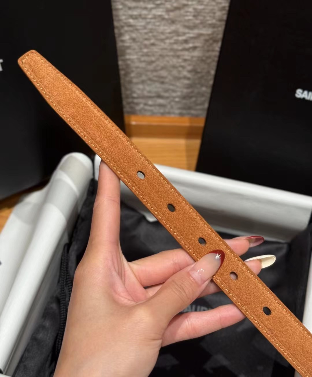 圣家新款腰带这款采用麂皮设计，背面采用小牛皮制作，质感满满，搭配复古五金方形针扣品牌logo标识，简约百
