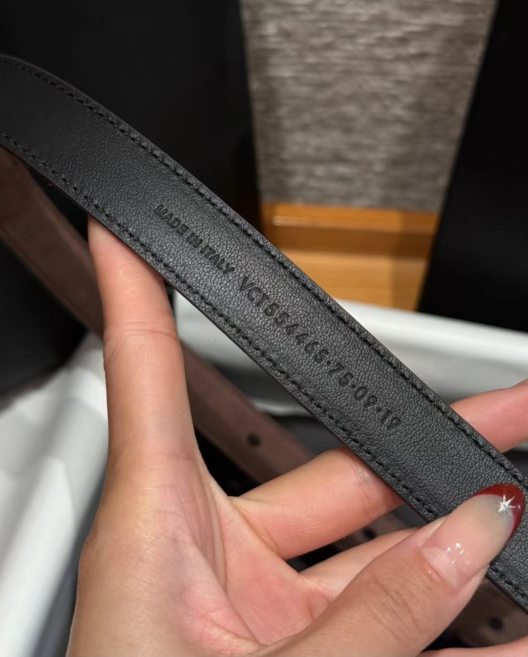 圣家新款腰带这款采用麂皮设计，背面采用小牛皮制作，质感满满，搭配复古五金方形针扣品牌logo标识，简约百