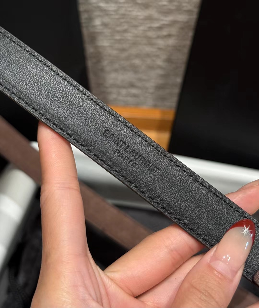 圣家新款腰带这款采用麂皮设计，背面采用小牛皮制作，质感满满，搭配复古五金方形针扣品牌logo标识，简约百