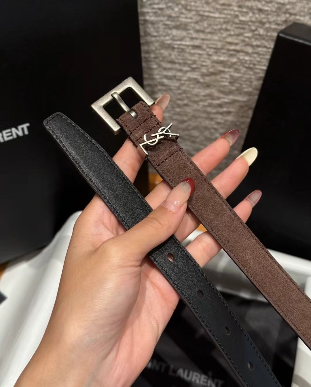 圣家新款腰带这款采用麂皮设计，背面采用小牛皮制作，质感满满，搭配复古五金方形针扣品牌logo标识，简约百