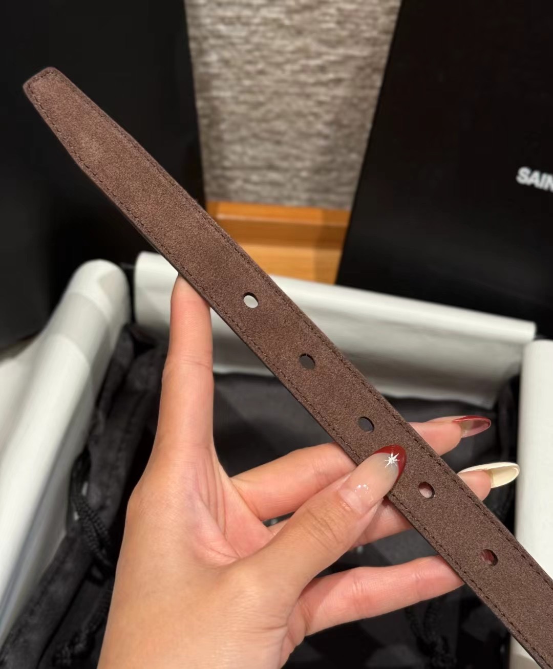 圣家新款腰带这款采用麂皮设计，背面采用小牛皮制作，质感满满，搭配复古五金方形针扣品牌logo标识，简约百