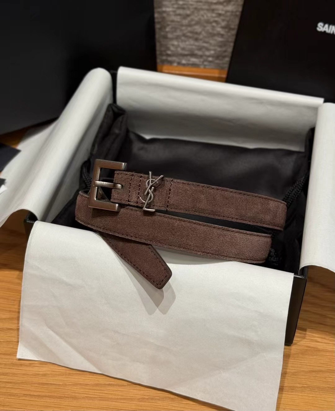 圣家新款腰带这款采用麂皮设计，背面采用小牛皮制作，质感满满，搭配复古五金方形针扣品牌logo标识，简约百