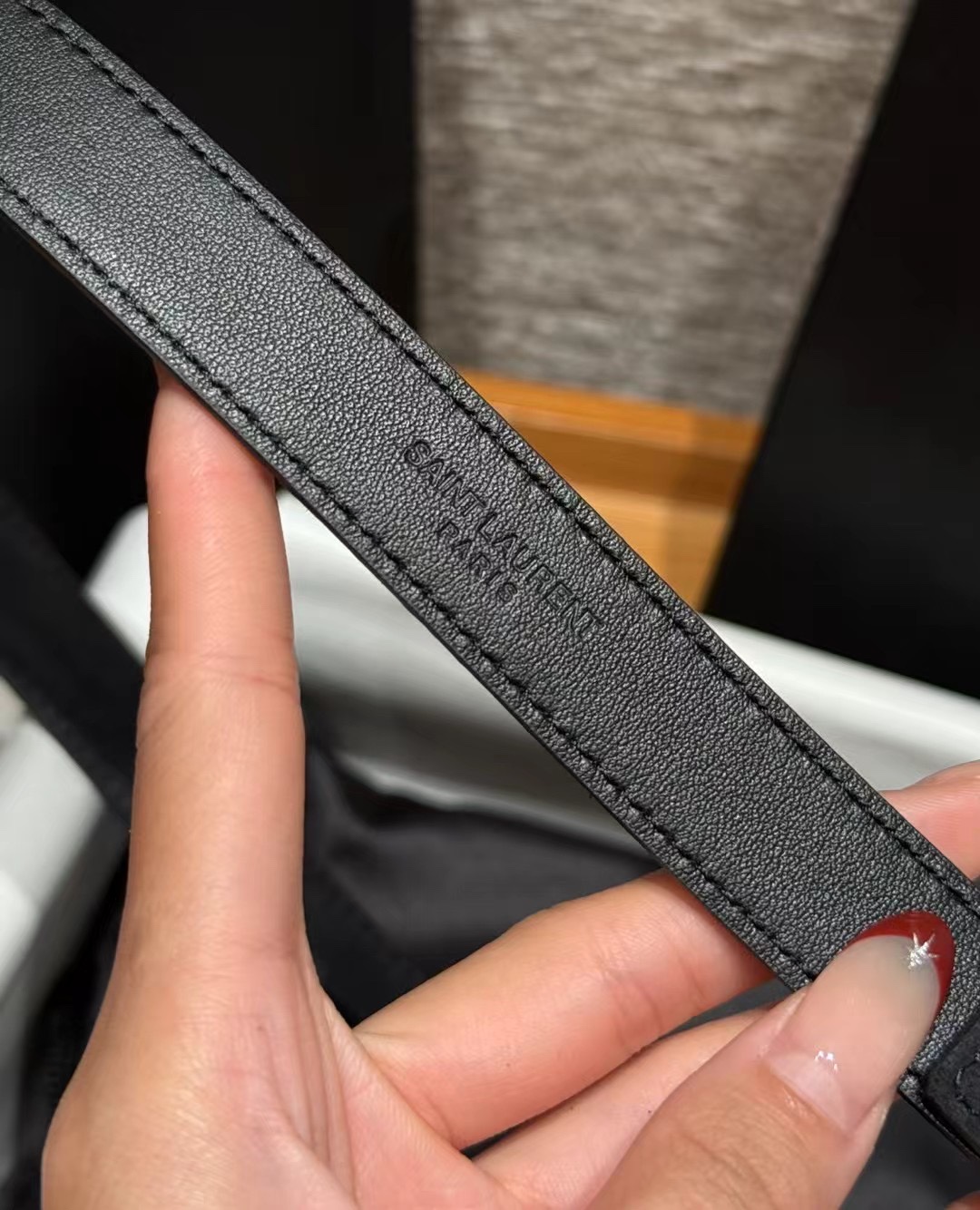 圣家新款腰带这款采用麂皮设计，背面采用小牛皮制作，质感满满，搭配复古五金方形针扣品牌logo标识，简约百