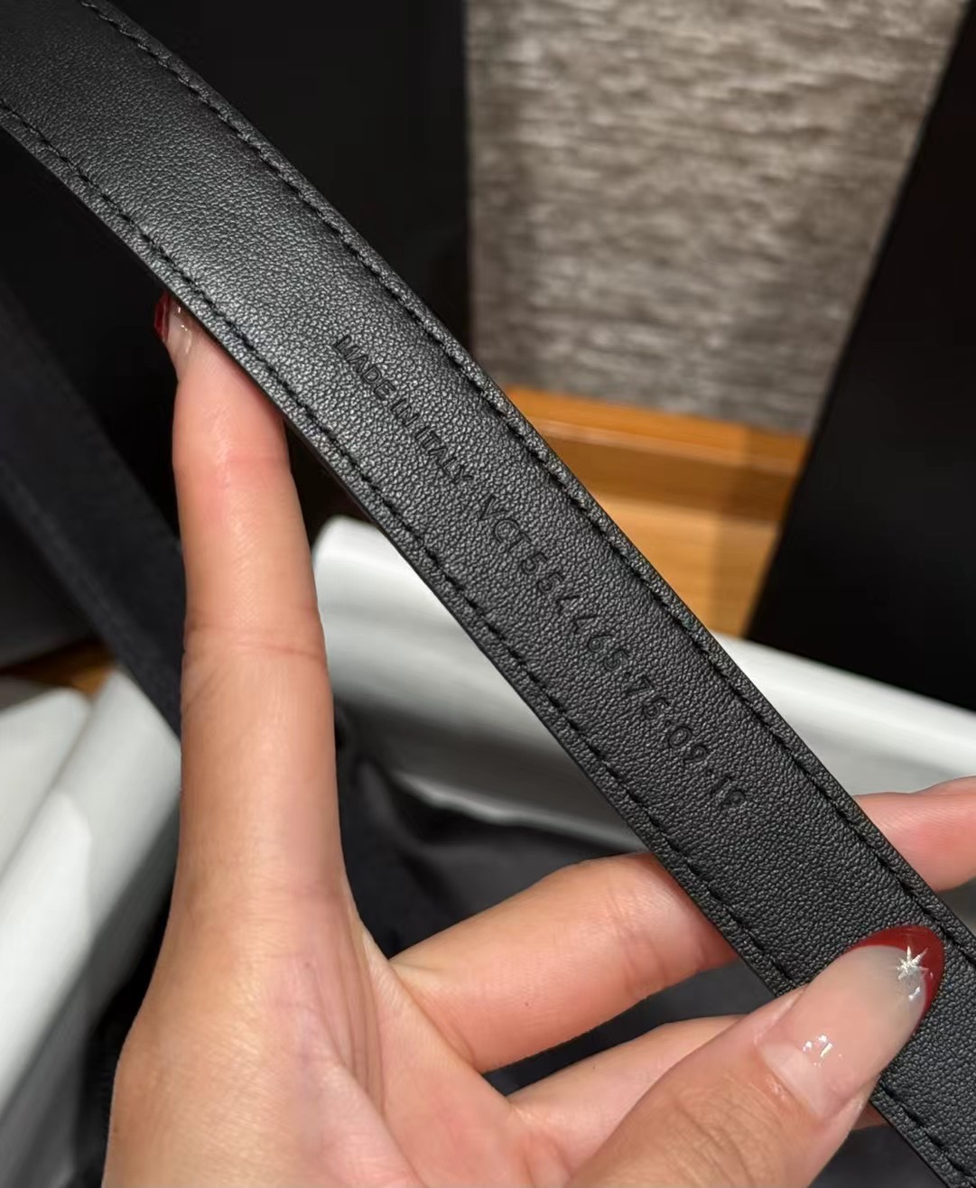 圣家新款腰带这款采用麂皮设计，背面采用小牛皮制作，质感满满，搭配复古五金方形针扣品牌logo标识，简约百