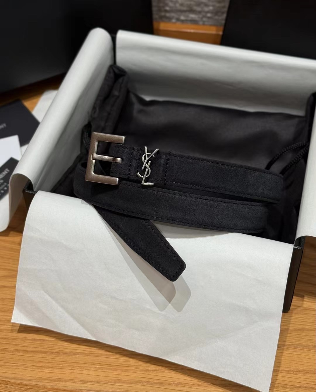 圣家新款腰带这款采用麂皮设计，背面采用小牛皮制作，质感满满，搭配复古五金方形针扣品牌logo标识，简约百