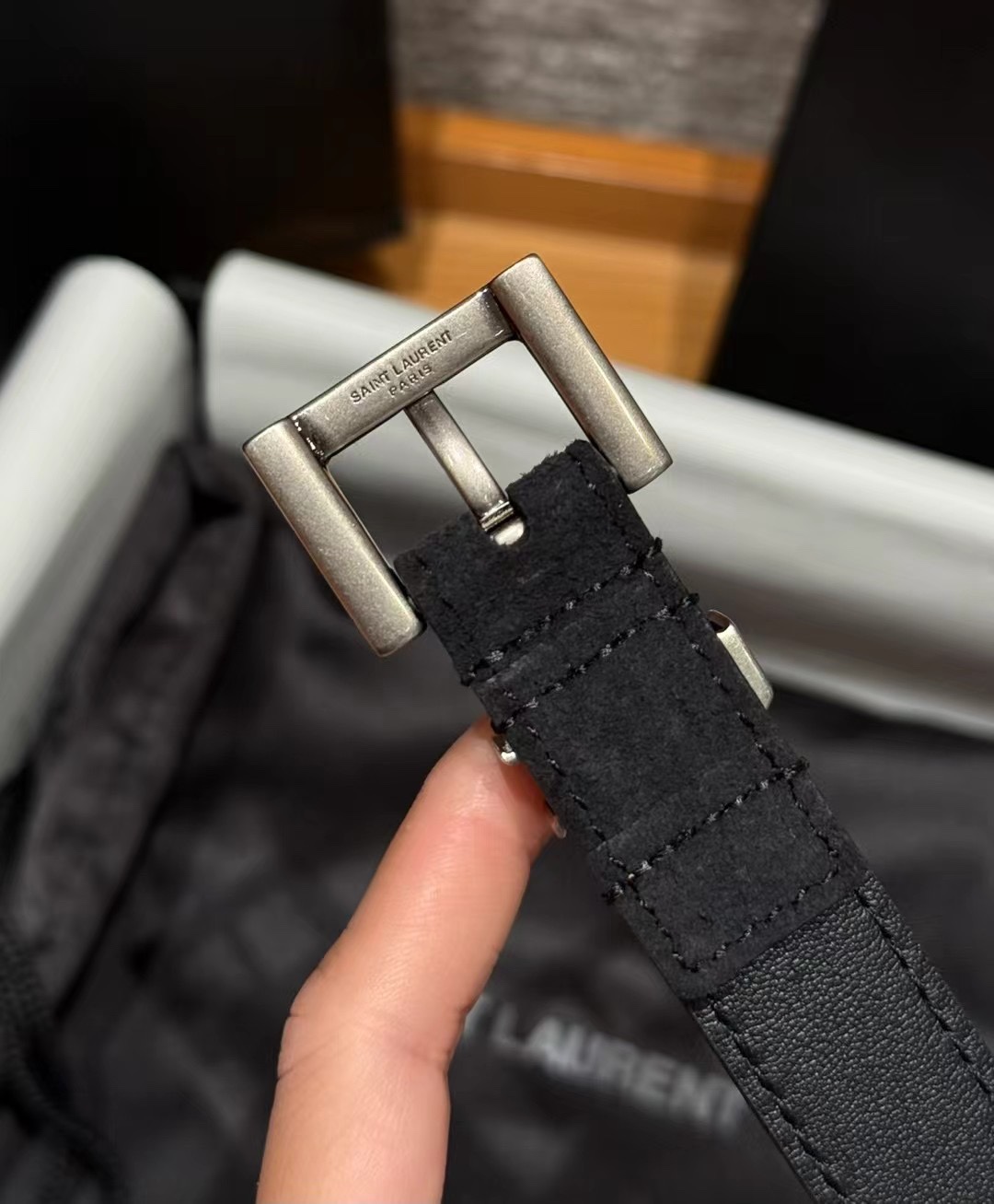 圣家新款腰带这款采用麂皮设计，背面采用小牛皮制作，质感满满，搭配复古五金方形针扣品牌logo标识，简约百