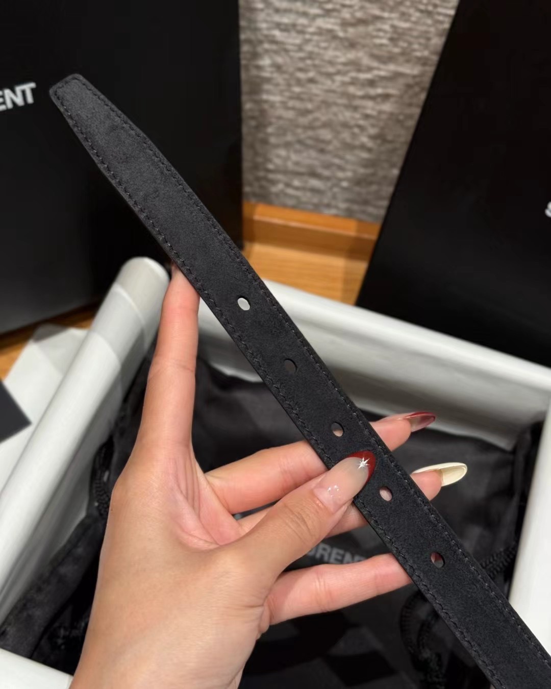 圣家新款腰带这款采用麂皮设计，背面采用小牛皮制作，质感满满，搭配复古五金方形针扣品牌logo标识，简约百