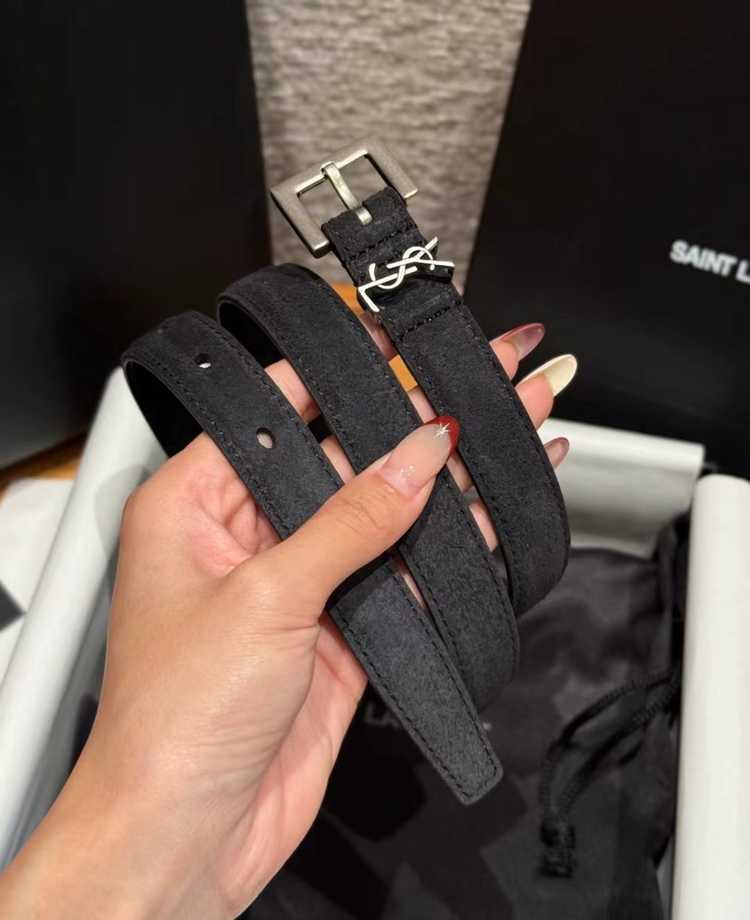 圣家新款腰带这款采用麂皮设计，背面采用小牛皮制作，质感满满，搭配复古五金方形针扣品牌logo标识，简约百