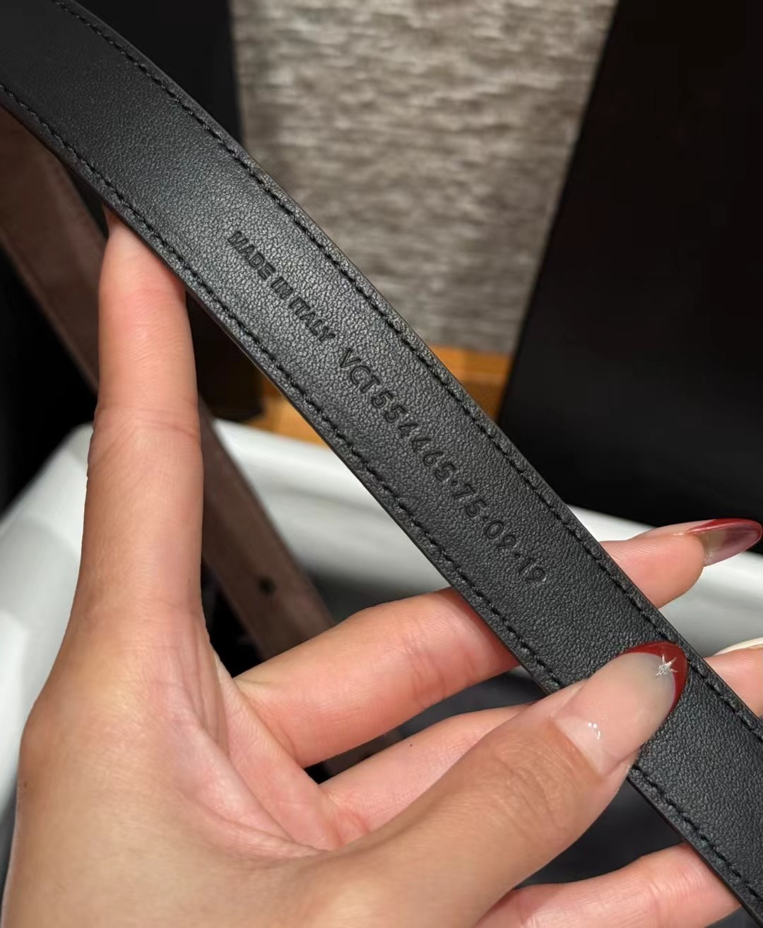 圣家新款腰带这款采用麂皮设计，背面采用小牛皮制作，质感满满，搭配复古五金方形针扣品牌logo标识，简约百