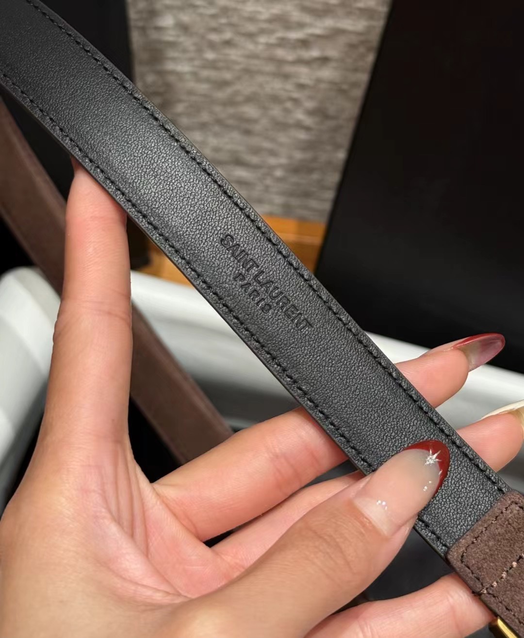 圣家新款腰带这款采用麂皮设计，背面采用小牛皮制作，质感满满，搭配复古五金方形针扣品牌logo标识，简约百