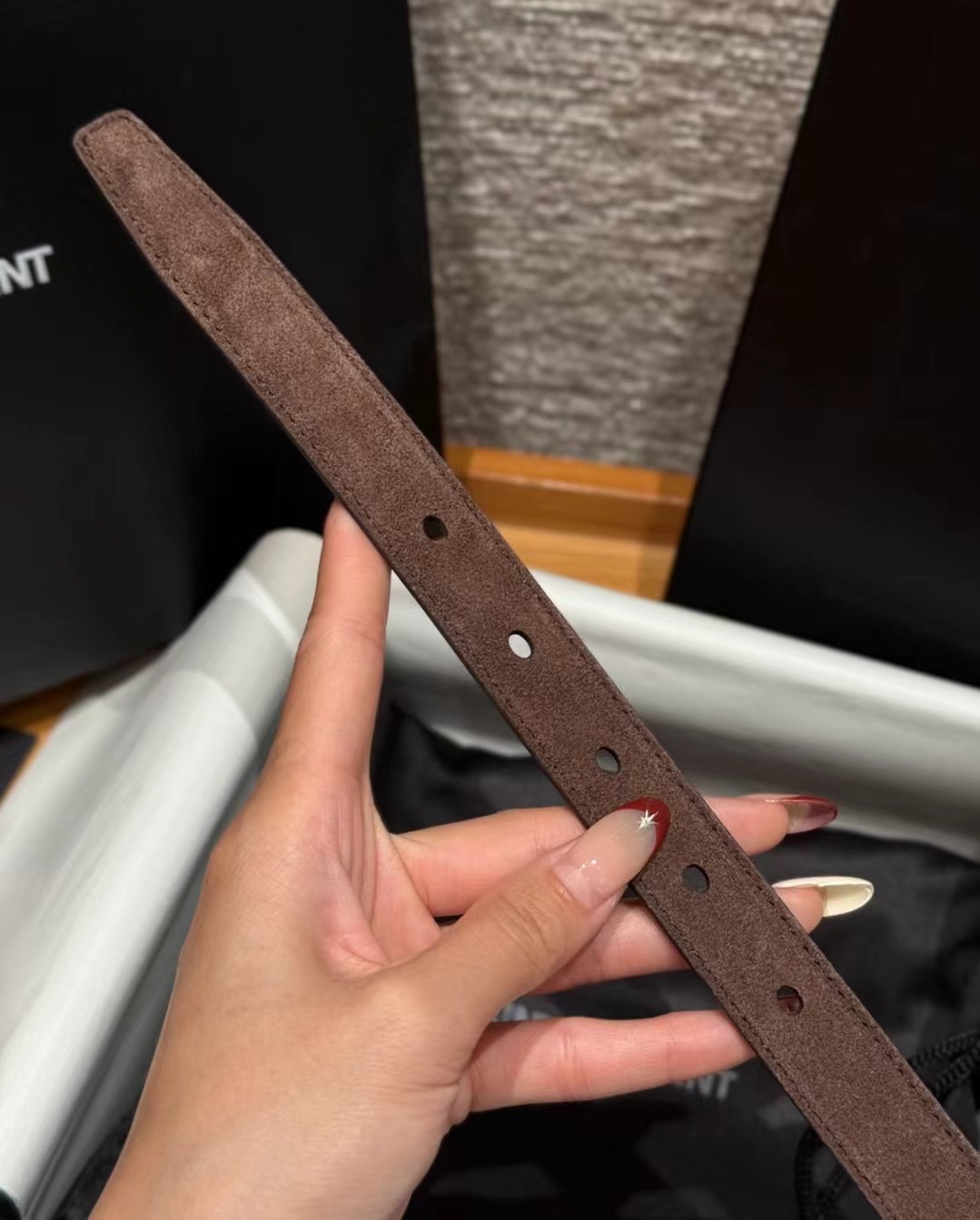 圣家新款腰带这款采用麂皮设计，背面采用小牛皮制作，质感满满，搭配复古五金方形针扣品牌logo标识，简约百